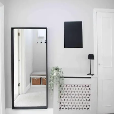 Beautiful Floor Clifton Apartment *